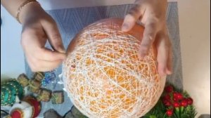 НОВОГОДНИЕ ПОДЕЛКИ СВОИМИ РУКАМИ. ПРОСТЫЕ ПОДЕЛКИ В САДИК И ШКОЛУ. ШАР ИЗ НИТОК И КЛЕЯ.