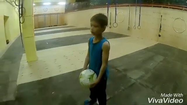 Бросок мяча назад через голову смотреть онлайн