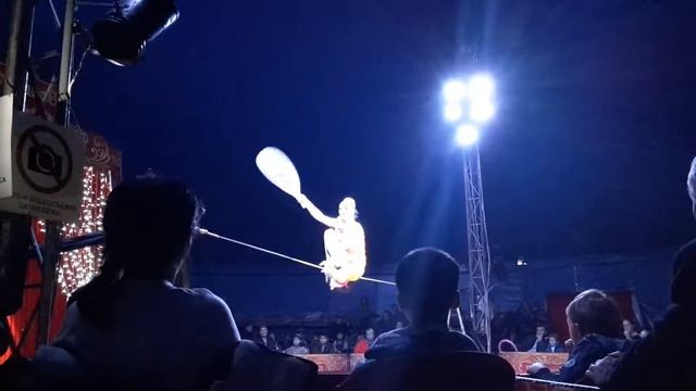 По канату на каблуках. By rope on his heels.