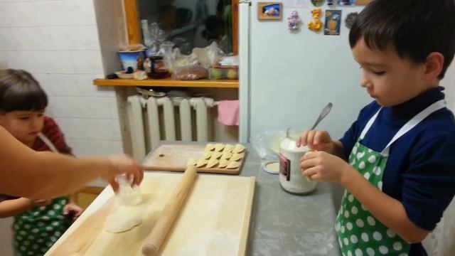Дети лепят вареники смотреть онлайн