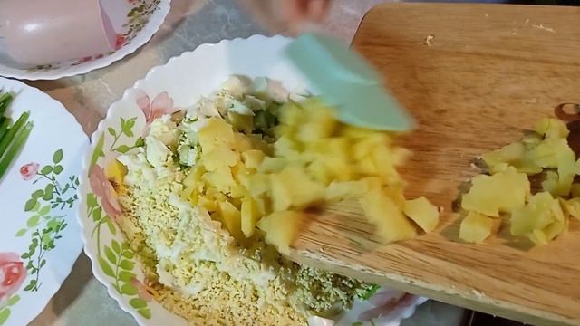 Окрошка с колбасой и квасом. Традиционное блюдо русской кухни.