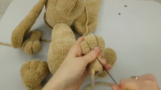 МК Вяжем крючком игрушку амигуруми Щенка Бассета из плюшевый пряжи Часть 4 Сборка смотреть онлайн