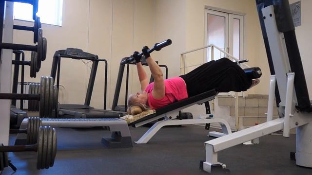 В тренажерном зале .Трицепсы и скакалка смотреть онлайн