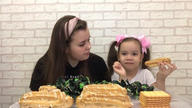 MUKBANG ?/МЫ ВЕРНУЛИСЬ ?/ЭКЛЕРЫ /КОНФЕТЫ /ПЕЧЕНЬЕ/ЧАЙ /mukbang/eclairs/candy/tea/ смотреть онлайн
