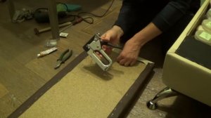 Перетяжка, ремонт кухонного диванчика.