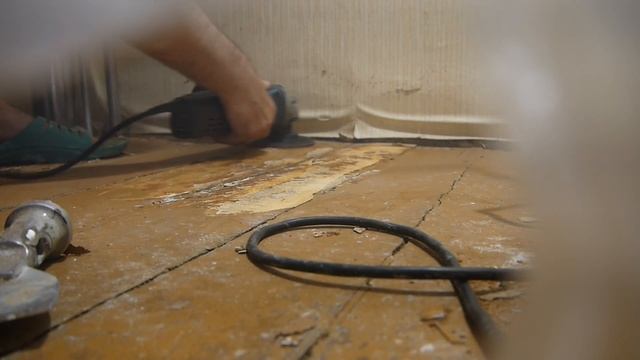 Очистка деревянного пола от толстой краски. смотреть онлайн