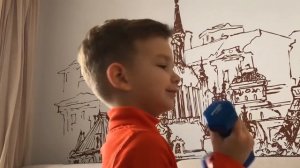 Марк накачал большие мышцы и поднял большую машинку. Видео для детей.