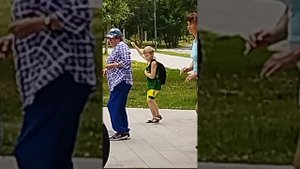 Внимание на мальчика! Танцуй пока молодой мальчик!
