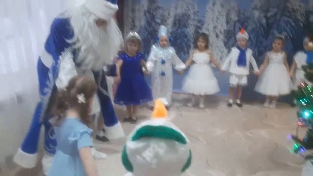 Фрагмент новогоднего утренника в средней группе - хоровод с Дедом Морозом. смотреть онлайн