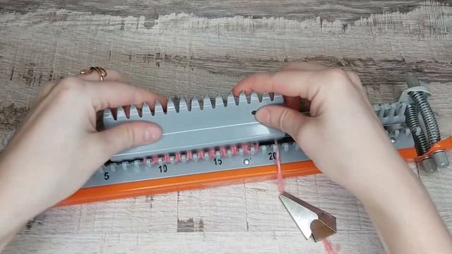 19 УЗОР ОБЪЕМНАЯ РЕЗИНКА НА "КАПЕЛЬКЕ" || вязальная машина ИВУШКА как вязать || мк вязание