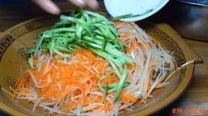 【陕北霞姐】洋芋黄瓜凉拌菜,霞姐做家常版“菜卷饼子”,超大饼子一个就吃撑!