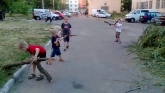 Как один мальчик играл с палкой. Мальчик бегает по школе без трусов. спорт мальчики как они гоняются а ну долгое видео от 6 до 7 лет.
