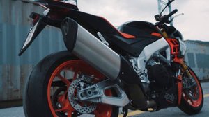 2021 Aprilia Tuono V4 Review / @motogeo