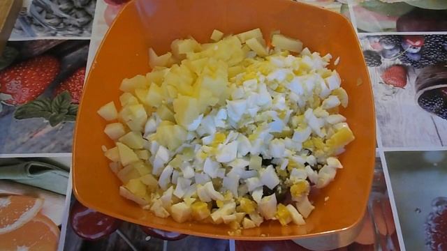 салат Оливье с вареной колбасой смотреть онлайн