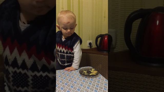 Уже сам ест )) смотреть онлайн