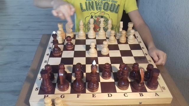 Шахматы.Ловушка в королевском гамбите.Чёрная пешка съедает белые пешки,ладью и превращается в ферзя