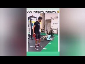 Девушку прижало гантелей, парень воспользовался девушкой. Фулл