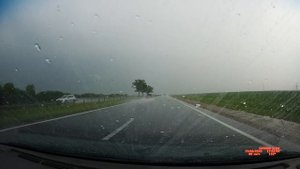 Ливень на трассе и удар молнии вблизи машины