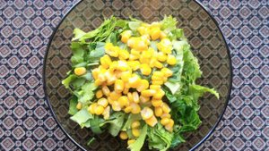 Салат из шпината с кукурузой и сыром