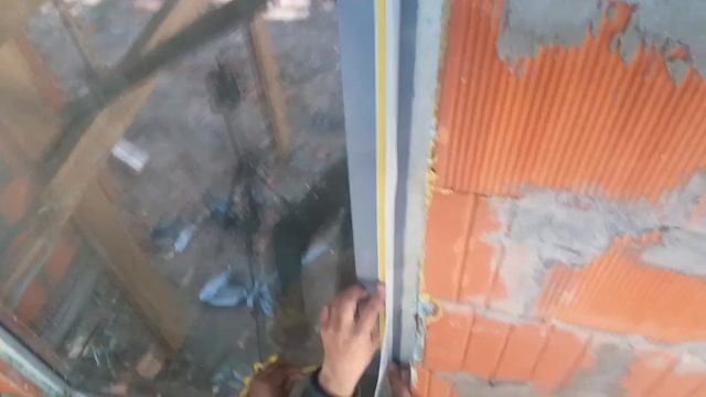 Приклейка элементов примыкания с сеткой к оконным рамам, мокрый фасад, технология