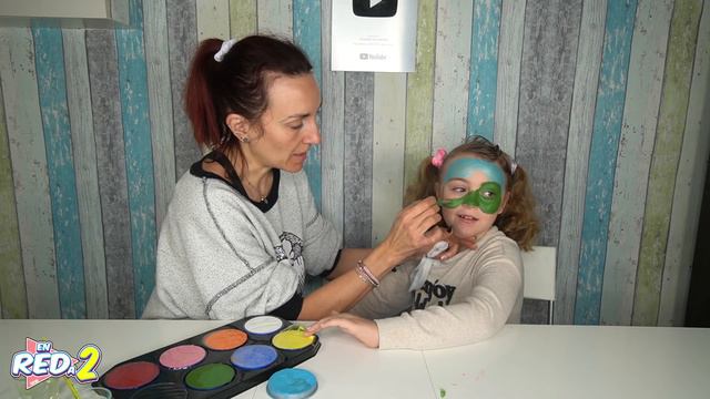 DIY Maquillaje fácil de Carnaval!! Esther y Erika se pintan la cara! Enredos en Familia смотреть онлайн