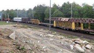 Приличный тепловоз, почти не коптит 2ТЭ116 с хозяйственным поездом