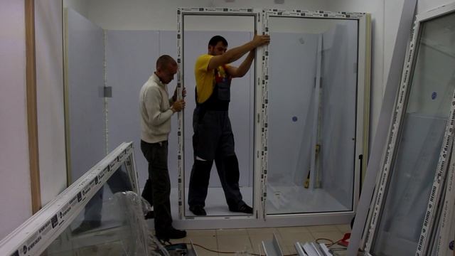 Монтаж холодильной  камеры  со стеклянным фронтом  для цветов
