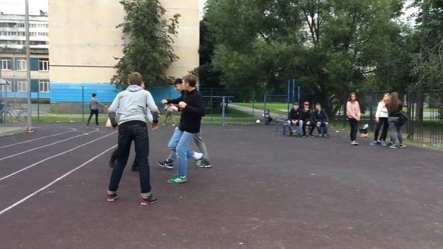 Дал пездюлей оффнику! смотреть онлайн