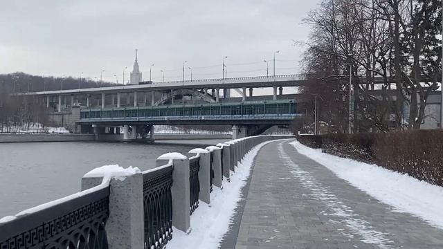 Прогулка по Москве. Лужнецкая набережная. Станция метро Воробьевы горы.