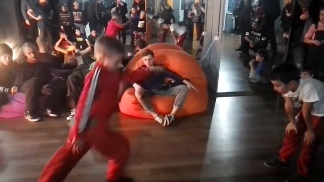 Батл для новичков (брейк данс) смотреть онлайн