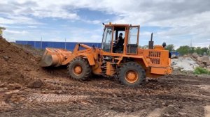 Работа фронтального погрузчика АМКАДОР 332В окучивание грунта стройплощадка ООО"СТРОЙМОНТАЖ" ООО АС