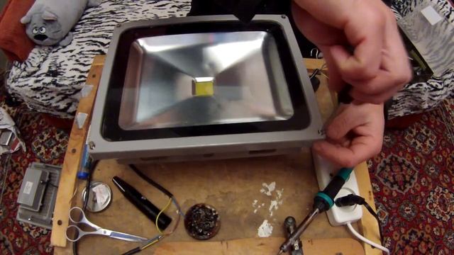 Ремонт светодиодного прожектора ! смотреть онлайн