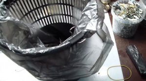 Как закрепить пакет в мусорной корзине? Два способа. Просто и надёжно!