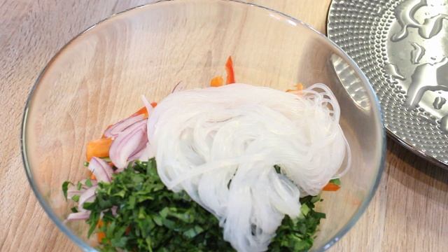 Пикантный салат с фунчозой и морковью по-корейски смотреть онлайн