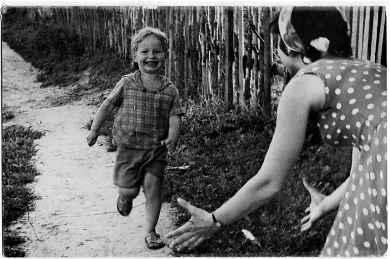 Советское время мам. Советское детство с мамой. Дети с родителями советские. Счастливые советские дети. Советское деревенское детство.