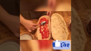 Как сделать пиццу из батона в микроволновке???