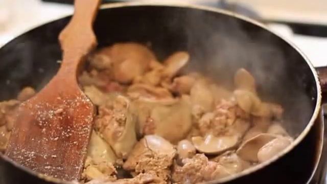 Куриная печень тушеная в сметане с луком. Быстро и вкусно!