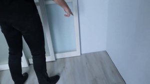 Перегородка-1 и три раздвижные створки каскадом за стену перед натяжным потолком