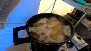 РЫБАЛКА НА ЛЬДУ ОЗЕРА САЛТАИМ. КЛЁВЫЙ КЛЁВ КАРАСЯ. В ПАЛАТКЕ В ШТОРМ В ЧЕТВЕРОМ