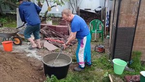 Бетономешалка не нужна. 80 литров бетона за 6 минут.