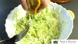 Простой салат из молодой капусты. Самый быстрый салат из свежей капусты с соком лимона. За 5 минут.