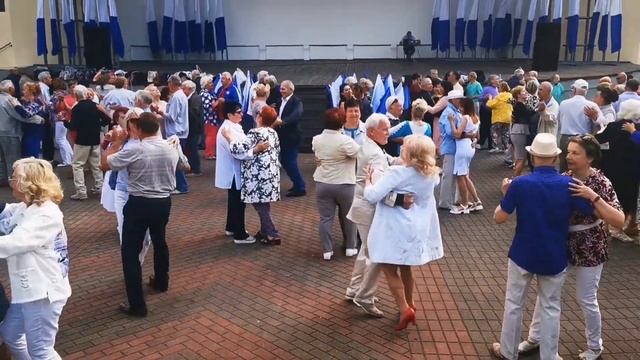 Красивый ВАЛЬС В Городском Парке!