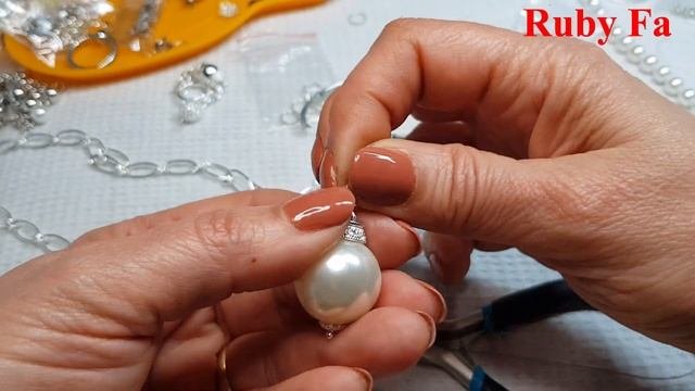 Модерное колье, сочетание жемчуга с серебряной цепочкой