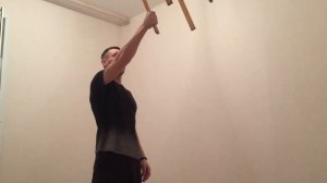 25. Поднятие стула за ножку.