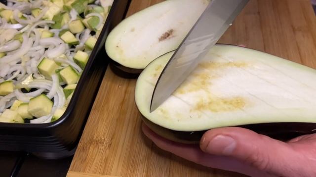 Баклажаны в духовке под сметаной | Баклажаны на кабачковой-луковой подушке | Как готовить баклажаны смотреть онлайн