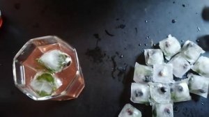 Лимонад и лед. Холодные напитки лед с ягодами мятой цедрой.
