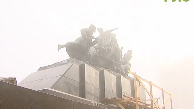 До памятника Чапаеву дошла скорая реставрационная помощь смотреть онлайн