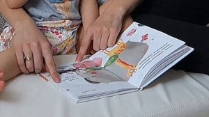 Кира и мама читают книгу вслух // Kira and mama are reading a book