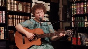 Людмила Катерисова - "Кружатся листья" сл.и муз. Новеллы Матвеевой