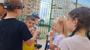 Дети запускают квадрокоптер